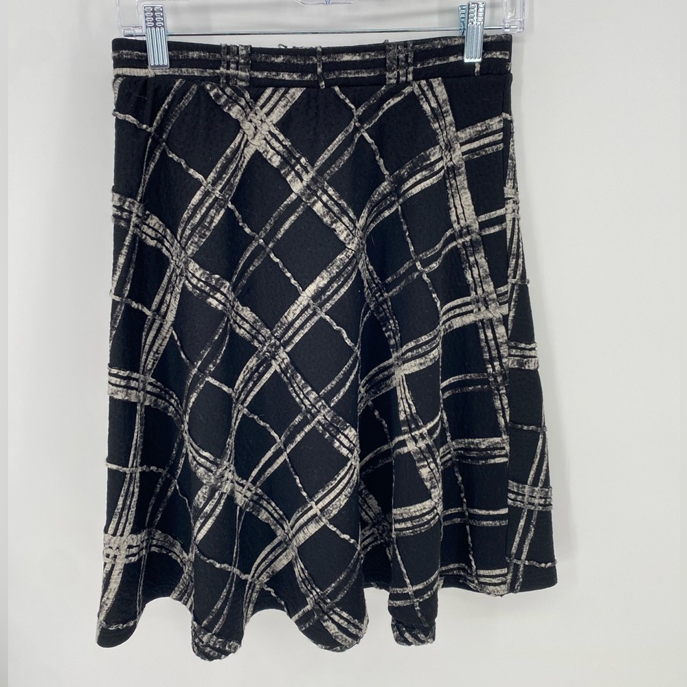 Le Lis Midi Diamond Pleated Skit Size Medium